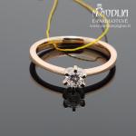 Raudono aukso žiedas su briliantais