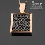 Auksinis pakabukas su akmenukais