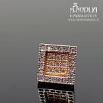 Auksinis auskaras su akmenukais