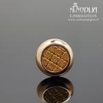 Auksinis auskaras su akmenukais