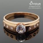 Auksinis žiedas su akmenukais