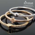 Trys auksiniai žiedai, širdelė, burbulas ir kryželis