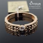 Auksinis žiedas su akmenukais