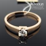 Auksinis žiedas su akmenukais