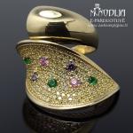 Geltono aukso dėvėtas žiedas su spalvotais akmenukais