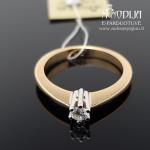 Auksinis žiedas su baltu auksu ir akute