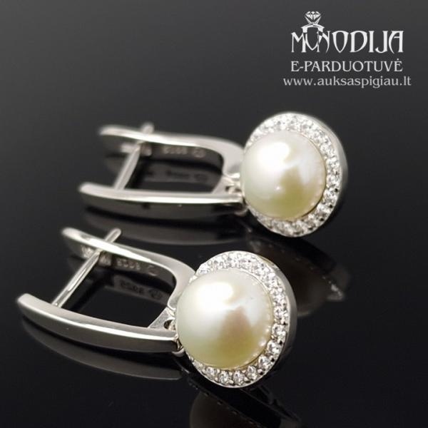 Kabantys sidabriniai auskarai su perlais ir baltomis akutėmis