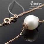 Raudono aukso grandinėlė su briliantais ir perlu