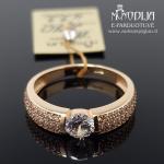 Raudono aukso žiedas su baltais akmenukais