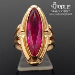 Platus auksinis žiedas su raudona akute