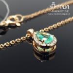 Raudono aukso grandinėlė su briliantais ir smaragdu