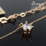 Su balta akute auksinė grandinėlė