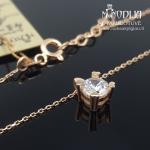 Su balta akute auksinė grandinėlė