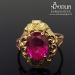 Auksinis žiedas su raudona akute