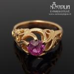 Auksinis žiedas su raudona akute