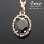 Auksinis pakabukas su akmenukais