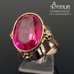 Auksinis žiedas su raudona akute