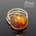 Auksinis žiedas su gintaru