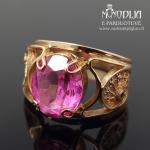 Auksinis žiedas su rožine akute