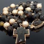 Auksinis rožančius su akmenukais