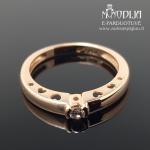 Auksinis žiedas su balta akute