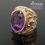 Auksinis žiedas su violetine akute