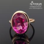 Auksinis žiedas su raudona akute