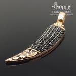 Auksinis pakabukas su akmenukais