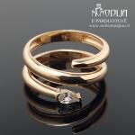 Platus auksinis žiedas su akute