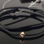 Juodo siūlo apyrankė su baltu briliantu