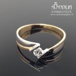 Auksinis žiedas su baltu auksu ir akute