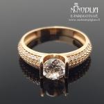 Auksinis žiedas su baltomis akutėmis