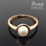 Auksinis žiedas su perlu