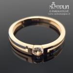 Auksinis žiedas su balta akute