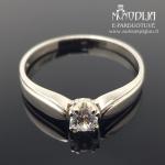 Balto aukso žiedas su balta akute