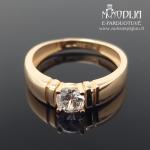 Auksinis žiedas su balta akute