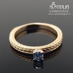 Auksinis žiedas su žydra akute