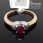 Auksinis žiedas su briliantais ir rubinu