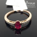 Auksinis žiedas su briliantais ir rubinu