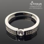 Balto aukso žiedas su akmenukais