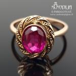 Auksinis žiedas su raudona akute