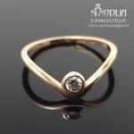 Auksinis žiedas su balta akute