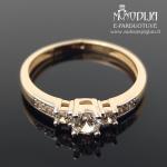 Auksinis žiedas su baltomis akutėmis