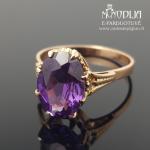 Auksinis žiedas su akute