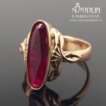 Auksinis žiedas su raudona akutė