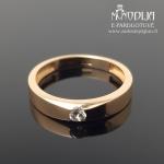 Auksinis žiedas su balta akute