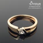 Auksinis žiedas su balta akute