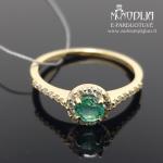 Geltono aukso žiedas su briliantais ir  smaragdu