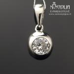 Sidabrinis pakabukas su balta akute