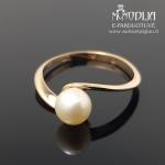 Auksinis žiedas su perlu